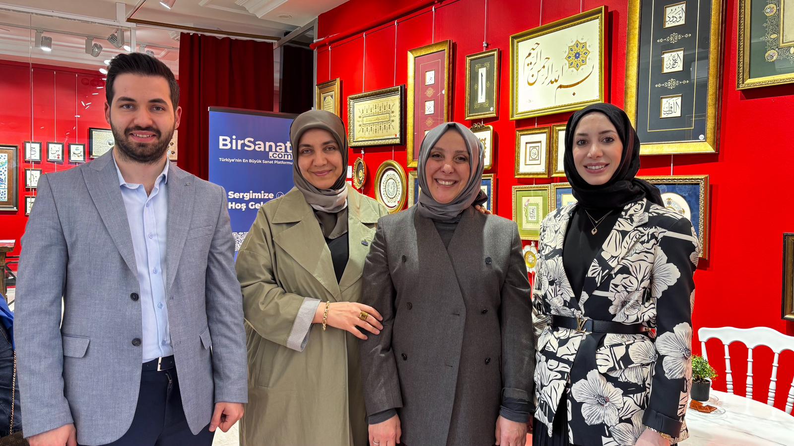 Gülsemin Velidedeoğlu ve Şükran Aydın “Haneden Dökülenler” Sergisini Ziyaret Etti